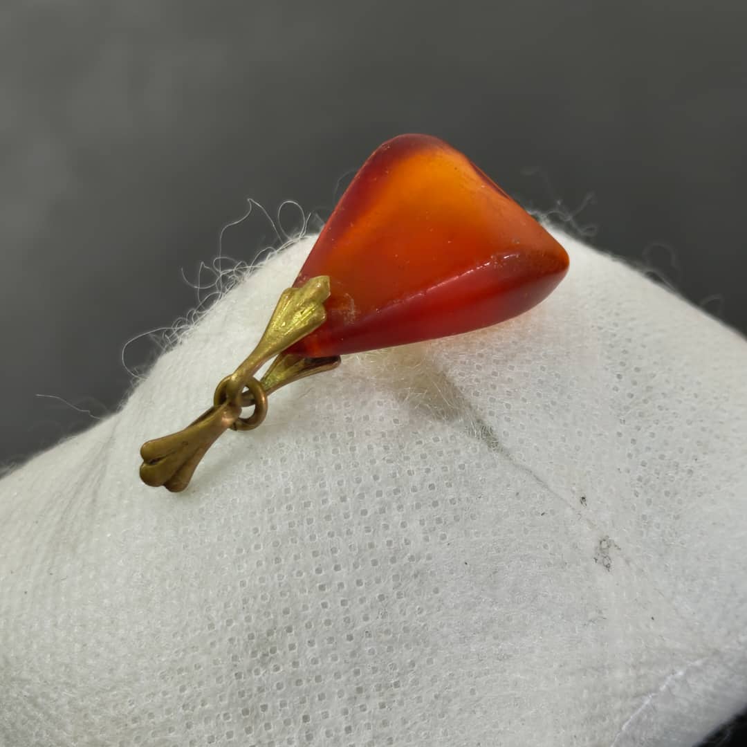 قلادة عتيقة بحجر كهرمان عطر 
طول 4cm