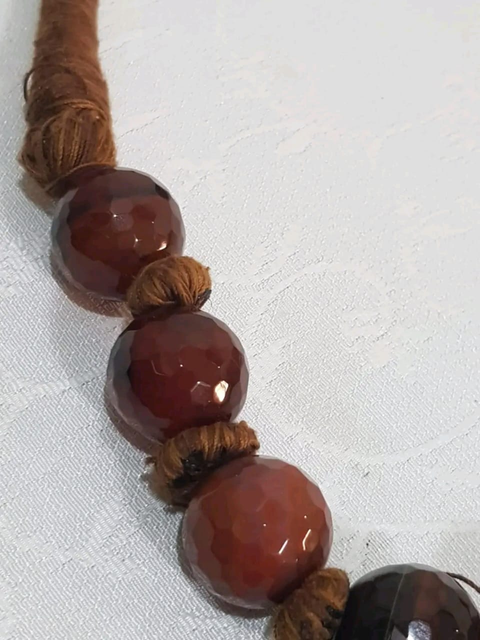 عقد بحجر طبيعي طوله مغلق 21cm