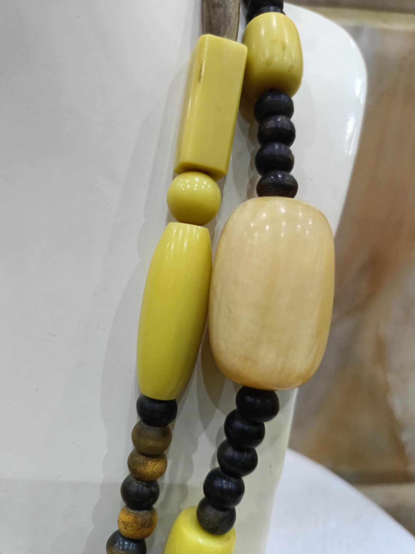 عقد عااج وكهرمان أبيض.