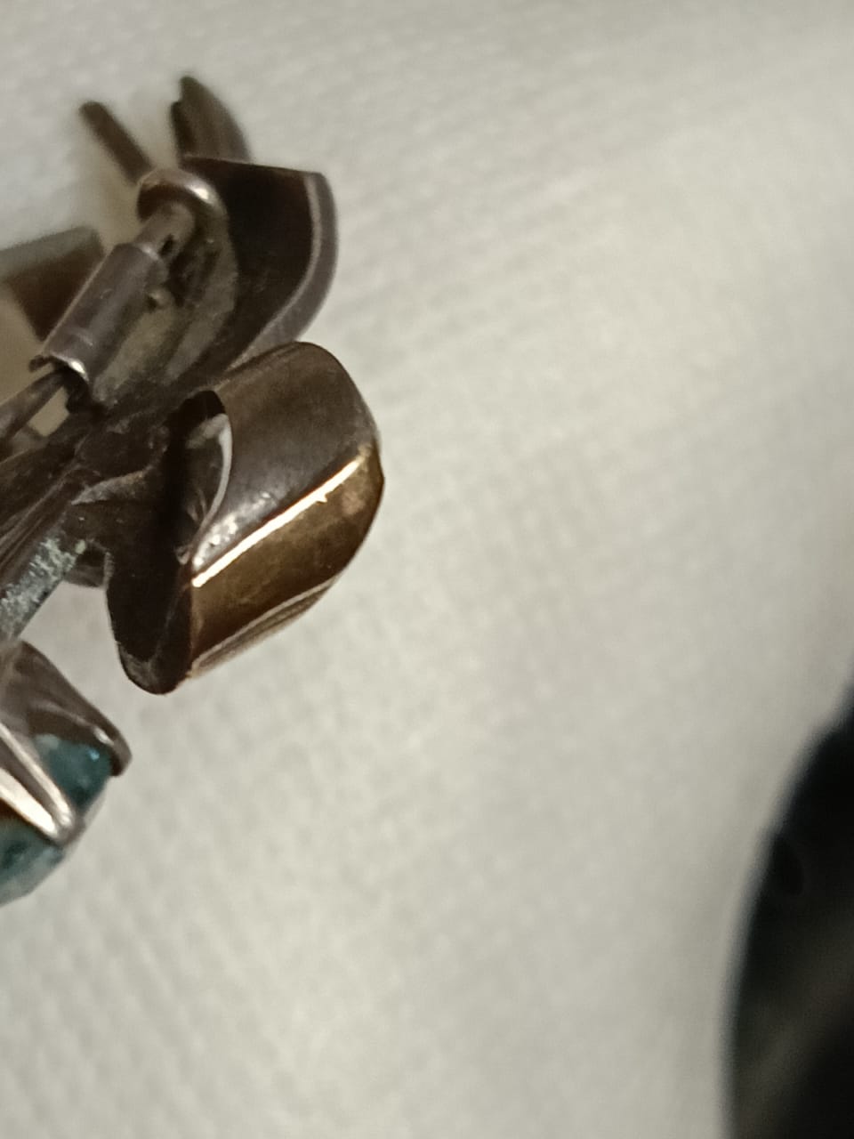 بروش استثنائي فضة وذهب وحجر توباز سماوي.