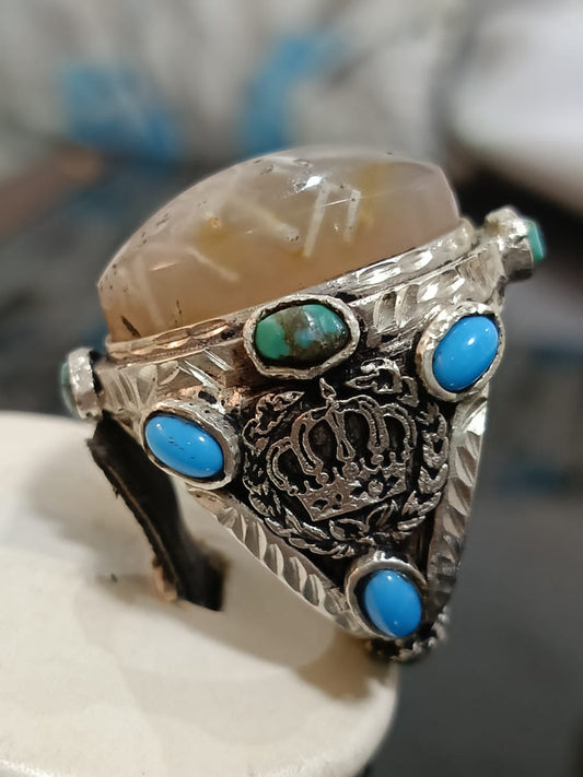 خاتم تحفة فضة بحجر عقيق مصور ومرصع بالفيروز والزمرد.