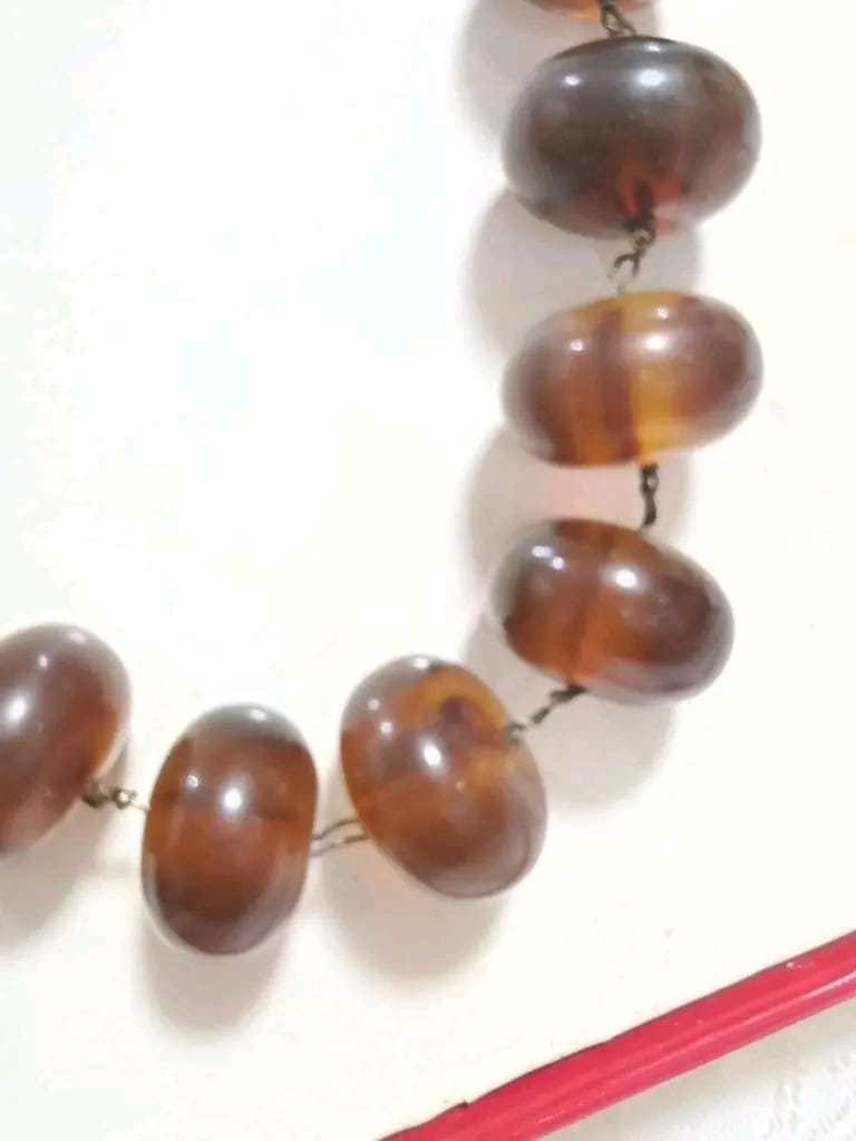 عقد قديم بحجر كهرمان