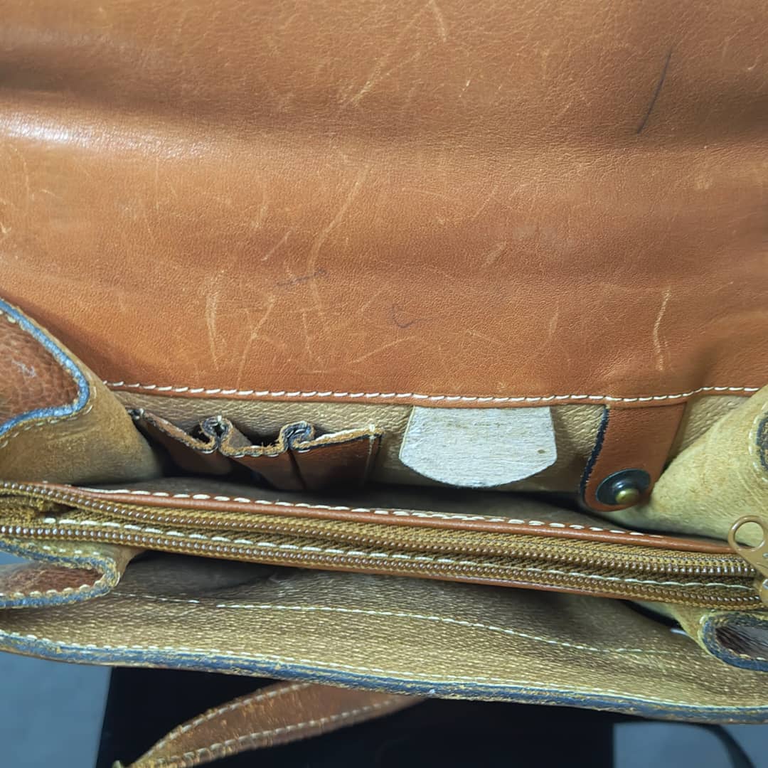 Cartable en cuir original homme 
26cm/16cm
Prix 10000