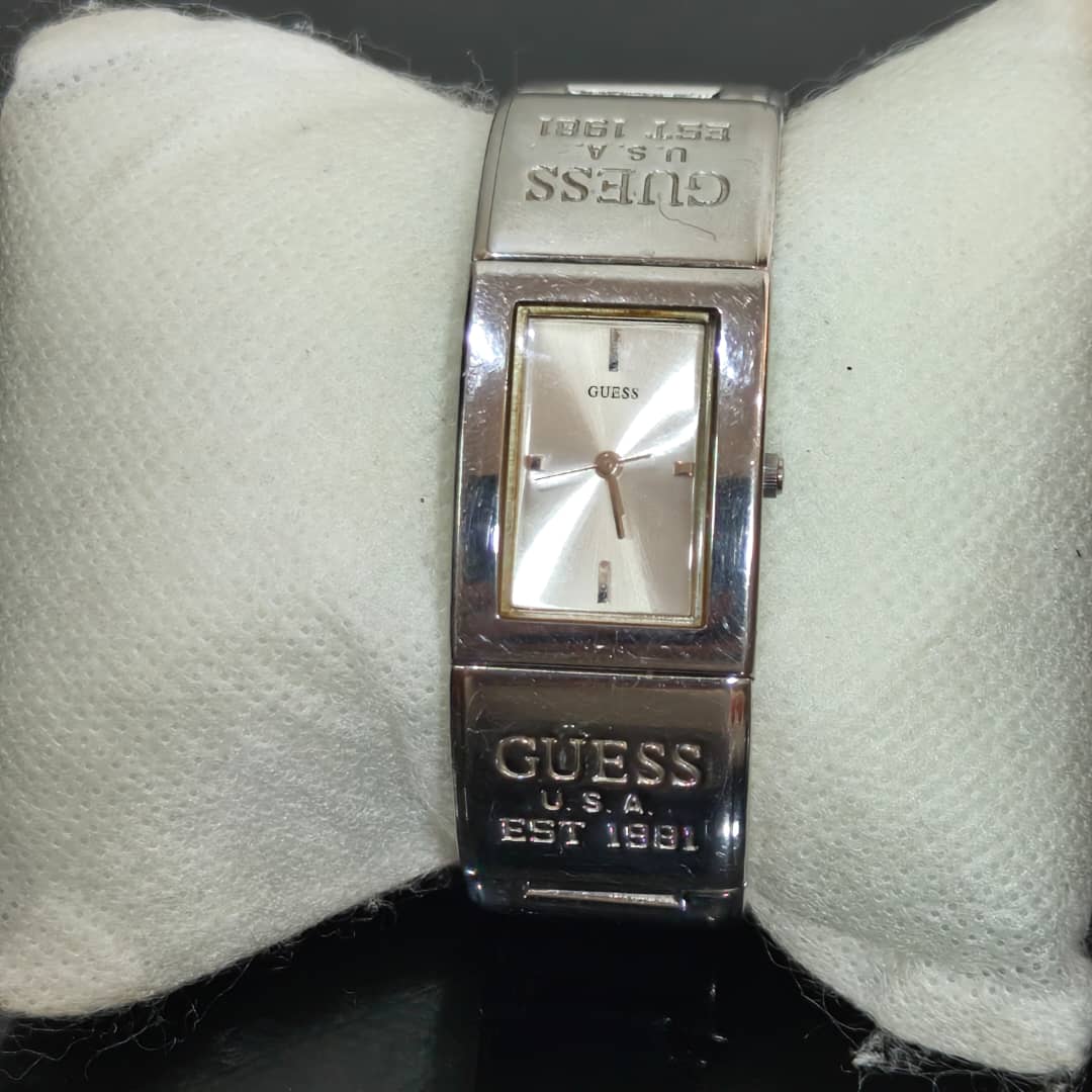 Montre Guess femme original 
Prix 7500