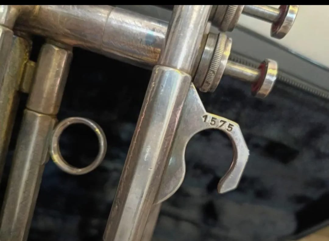 Ancien trompette en argent