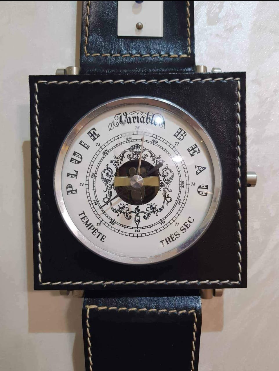 جهاز قياس الزلازل ولاهتزازات والحرارة
طوله 60 cm