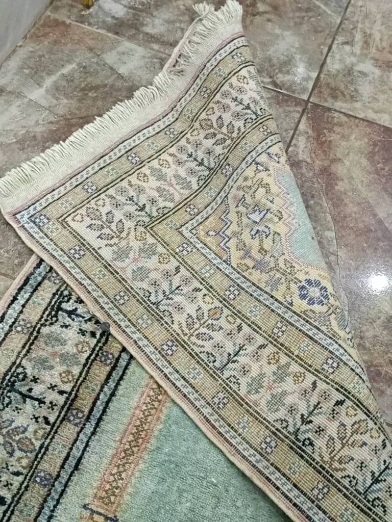 سجاد ماركة قيصر من حرير وبه ختم 
105cm/65cm