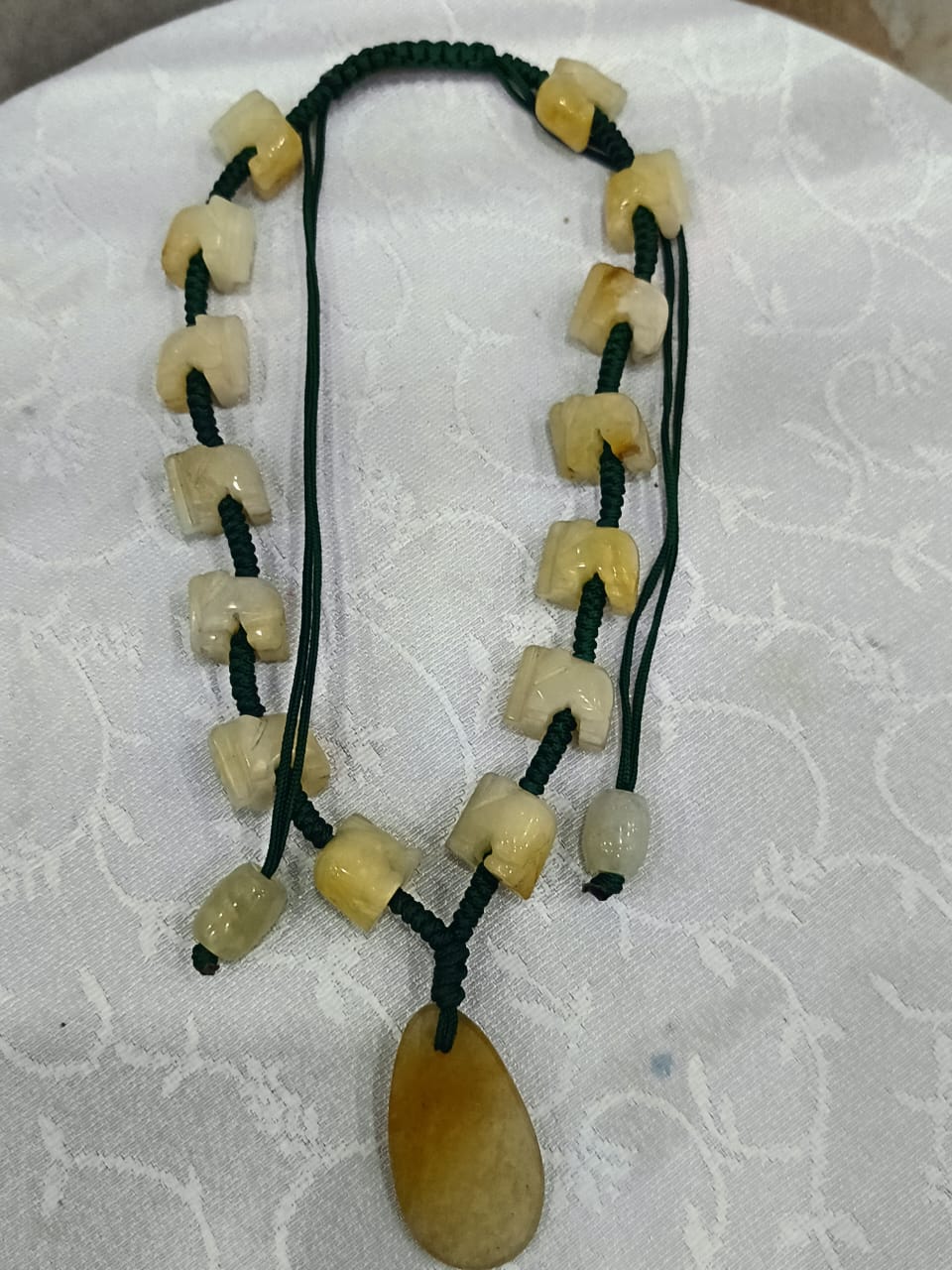 عقد بحجر الجاد