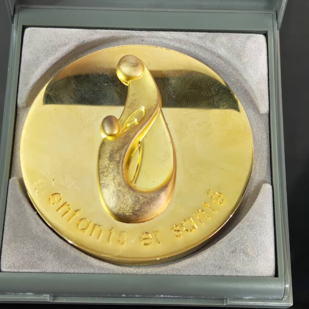 Médaille arthus Bertrand paris 
قطر 7cm