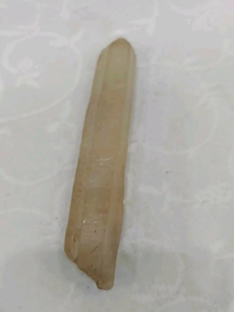 حجر طبيعي طوله 10cm