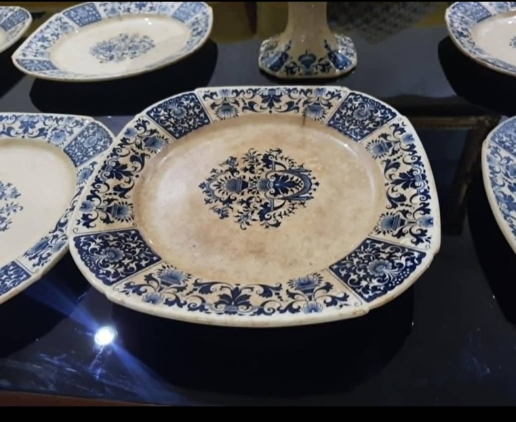 Ancien service porcelaine signé