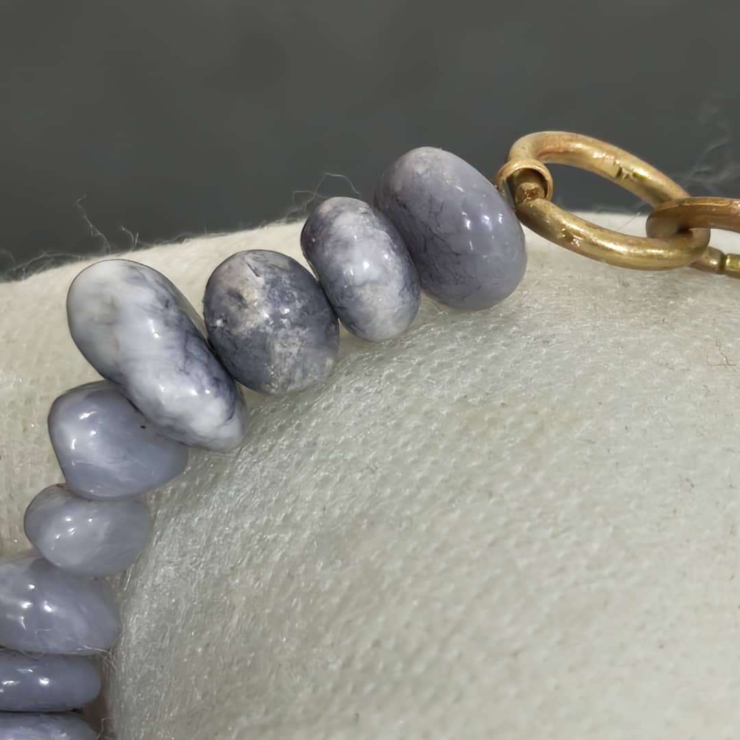 عقد تحفة صغير بحجر عقيق 
طول مغلق 12cm
Prix 5000