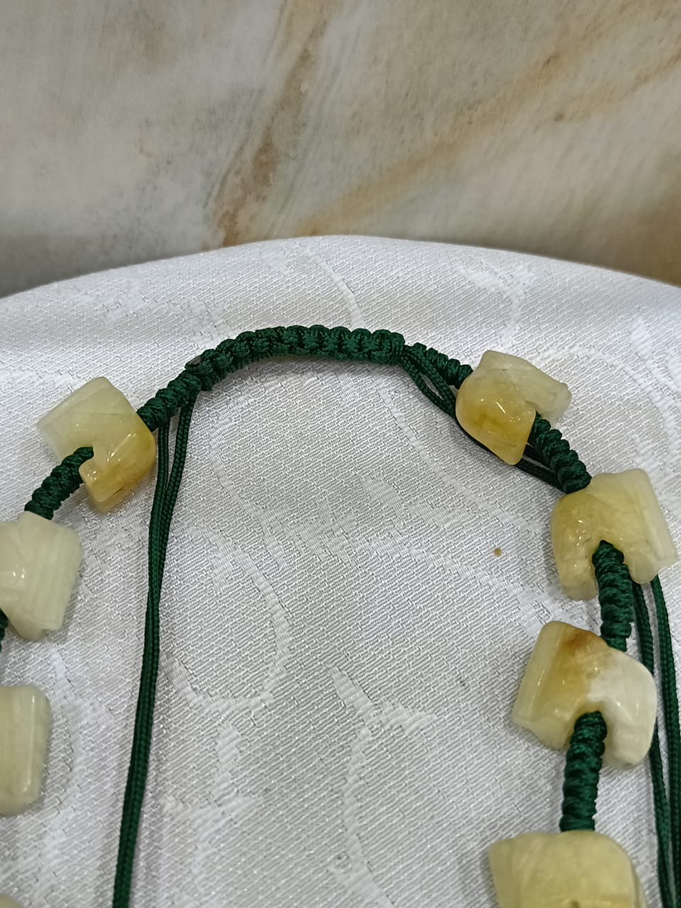 عقد بحجر الجاد
