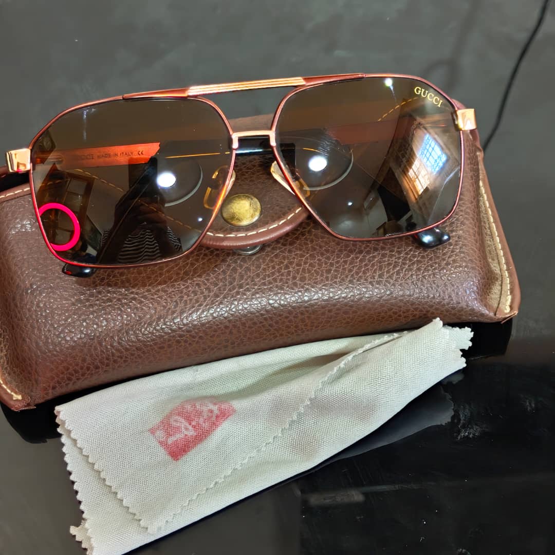 Lunette Gucci homme polarized original 
لون زجاج بني فاتح
62/11
سعر 18000