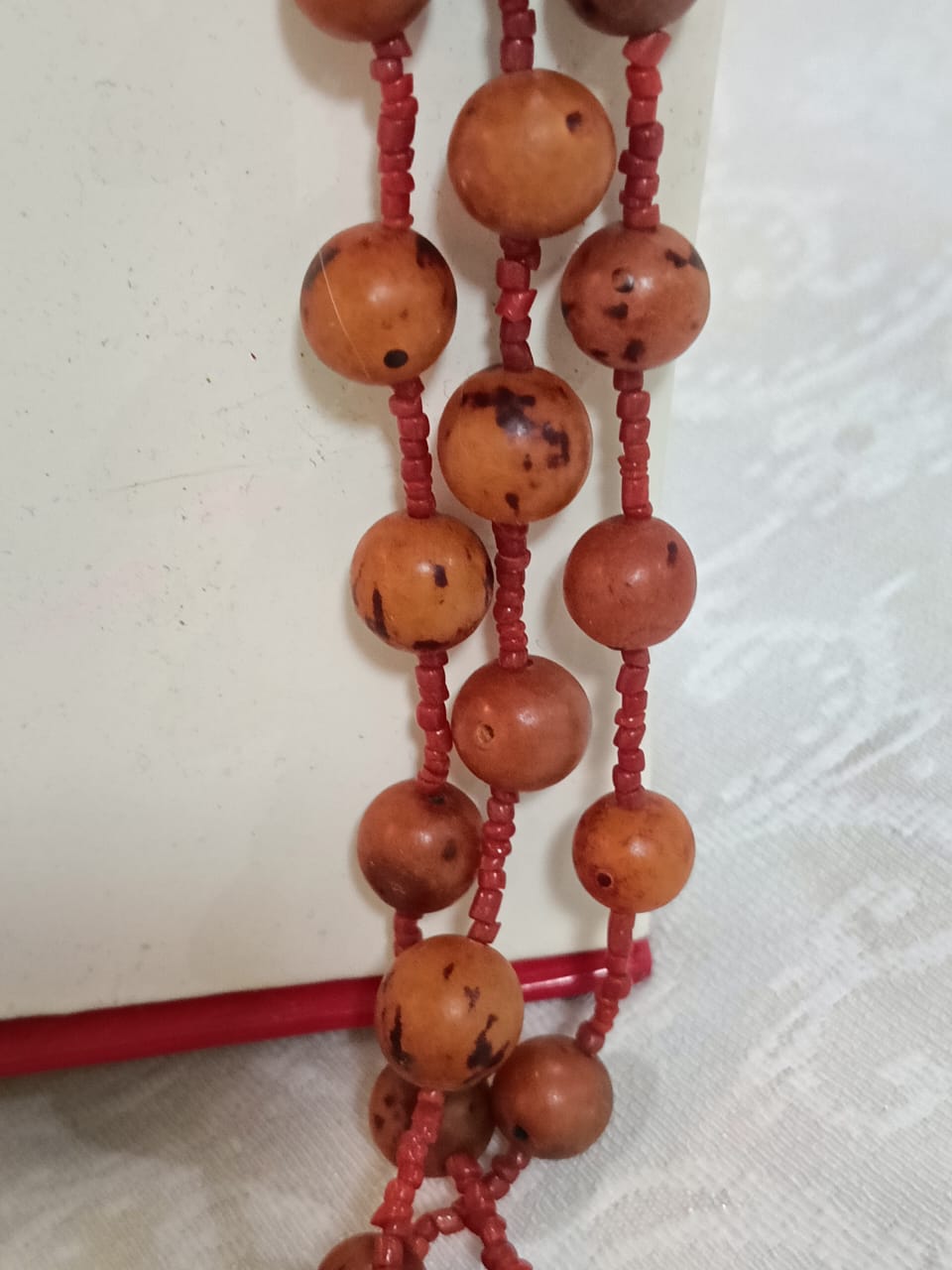 عقد ثلاثي طويل من العود الفواح