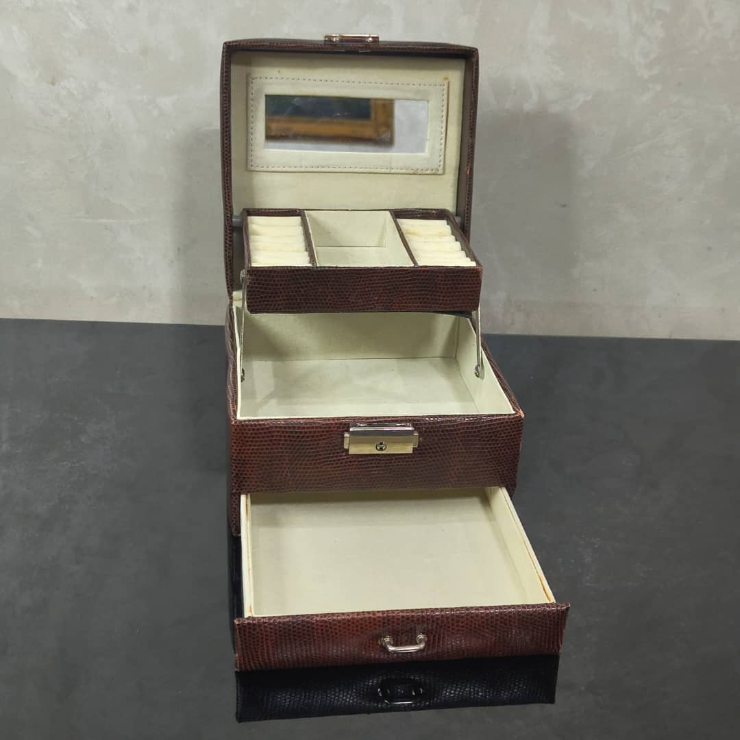 Boite bijoux L'Oréal Paris en cuir original 
16/10cm
Prix 8000
