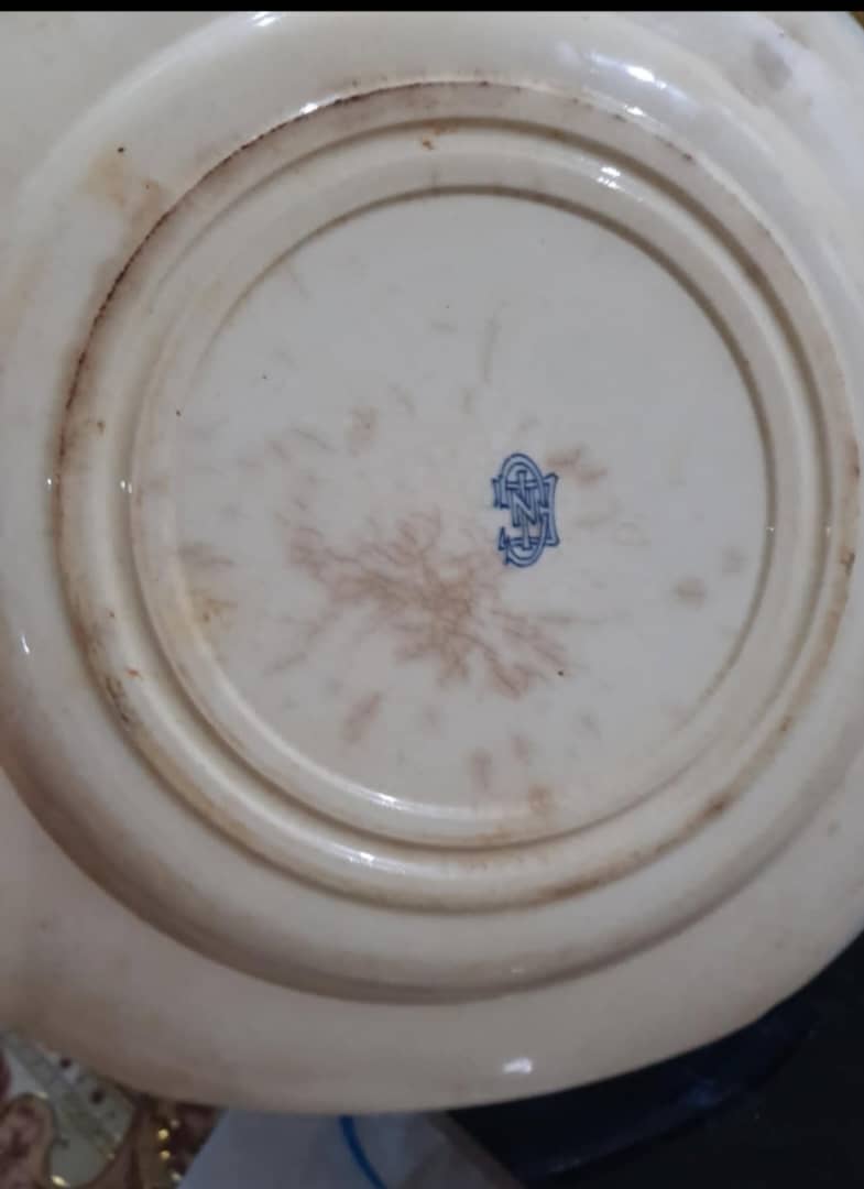 Ancien service porcelaine signé