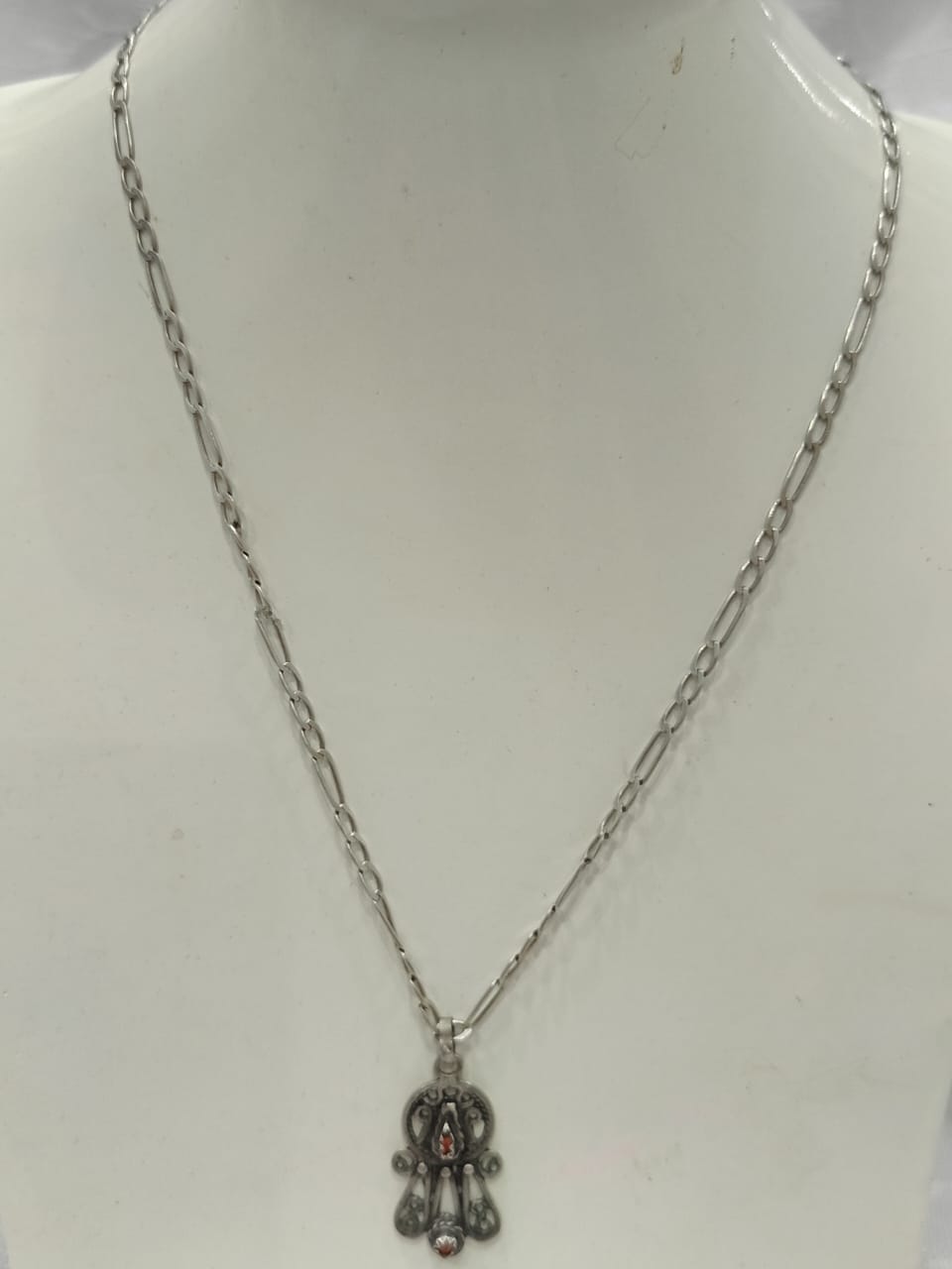 سلسلة فضة وخامسة