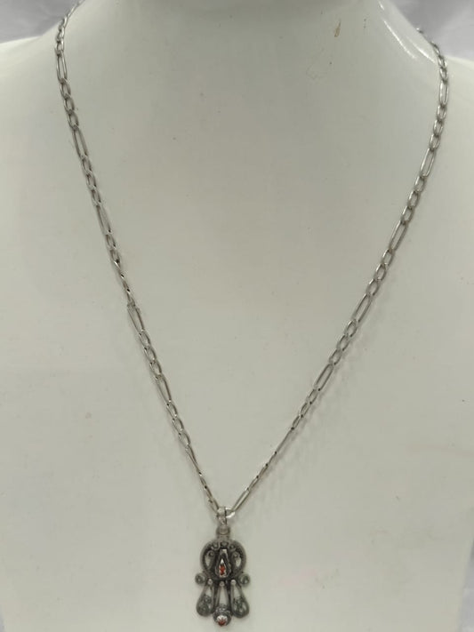 سلسلة فضة وخامسة