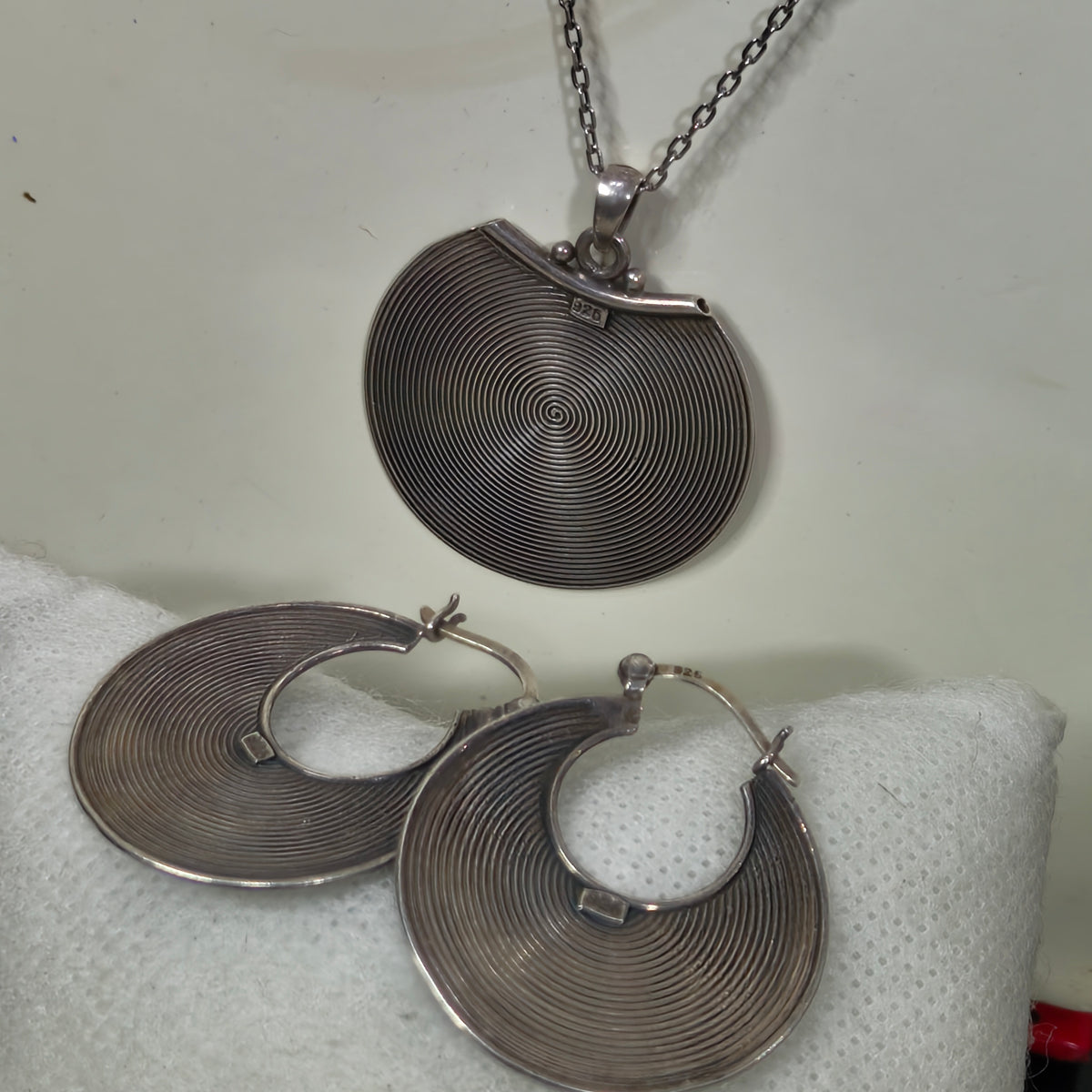 سلسلة وأقراط فضة فرنسية تحفة
طول سلسلة مغلق 20cm
قياس أقراط 3,5cm